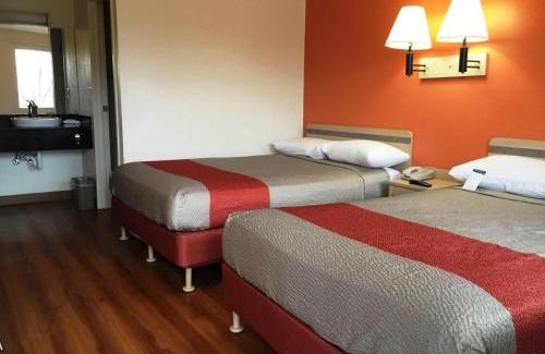 Roseville Hotel | Motel 6-Roseville, MN - Minneapolis North