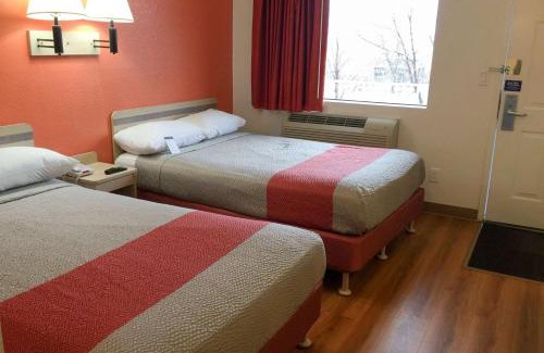 Roseville Hotel | Motel 6-Roseville, MN - Minneapolis North