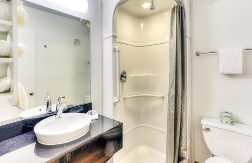 Lake Oswego Hotel | Motel 6 Tigard, OR - Portland South - Lake Oswego