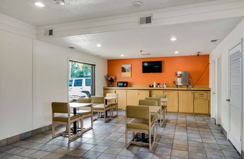 Waukegan Hotel | Motel 6 Waukegan, IL