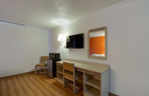 Waukegan Hotel | Motel 6 Waukegan, IL