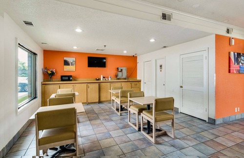 Waukegan Hotel | Motel 6 Waukegan, IL