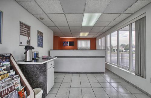Windsor Hotel | Motel 6-Windsor, ON