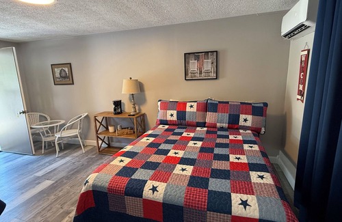Gilbertsville Hotel | Motel at KY Lake. Stars & Stripes.