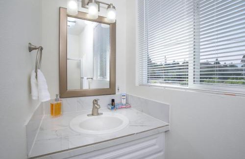 North Bend House | Mother in Law Suite with Private Hot Tub-Downtown