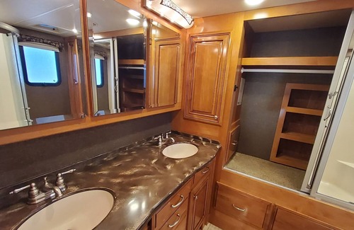 Umatilla House | Motorhome - Huge high end 45 ft luxury coach
