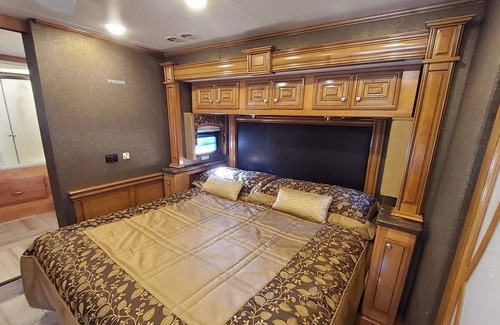 Umatilla House | Motorhome - Huge high end 45 ft luxury coach