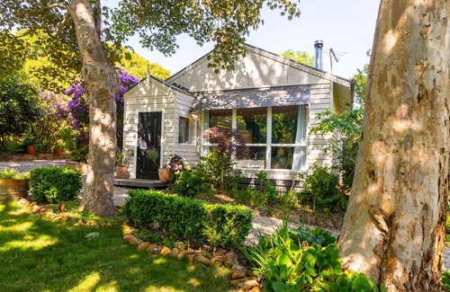 Mount Macedon Cottage | Mount Macedon charming country cottage