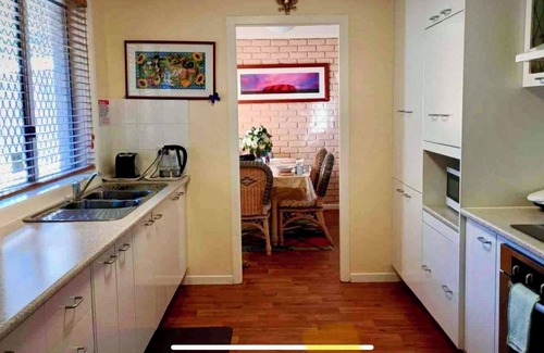 Mitchell House | Mount Panorama View Rainbow Retreat - 5 minutes to race track