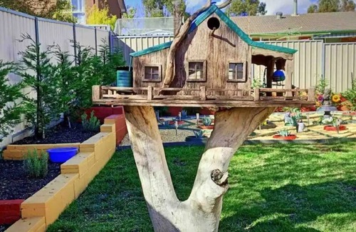 Mitchell House | Mount Panorama View Rainbow Retreat - 5 minutes to race track