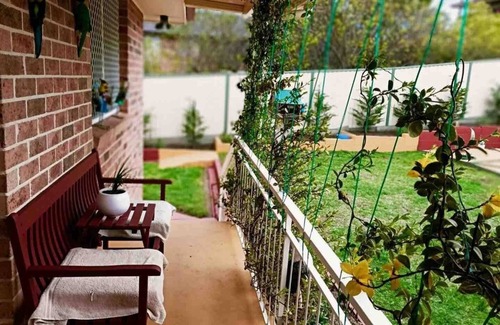 Mitchell House | Mount Panorama View Rainbow Retreat - 5 minutes to race track