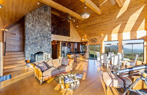 King Cabin | Mountain Cabin with 180 degree panoramic views just 15 minutes from Hanging Rock