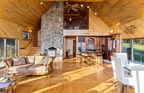 King Cabin | Mountain Cabin with 180 degree panoramic views just 15 minutes from Hanging Rock