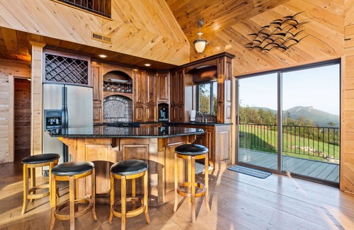 King Cabin | Mountain Cabin with 180 degree panoramic views just 15 minutes from Hanging Rock