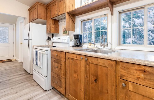 Snowbird Cabin | Mountain Cottage on River