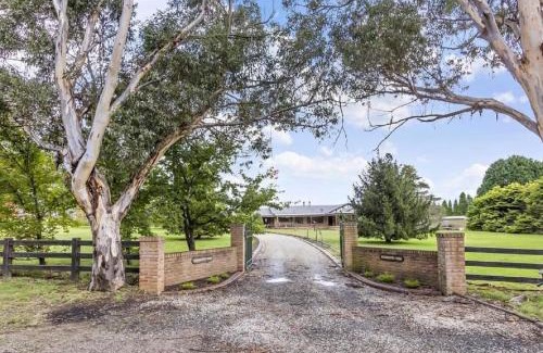 Kanimbla House | Mountain Culture Farm Stay - pet friendly