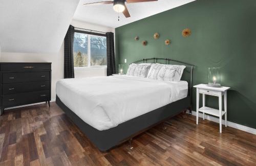 Harvie Heights House | Mountain Gate - Pet Friendly 2BR w Mountain Views and open hot tub