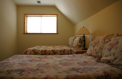 South Lake Tahoe Cabin | MOUNTAIN HOME LODGE TO A UNIQUE EXTENDED STAY ACRE+ FOR YOUR GROUP 8-40