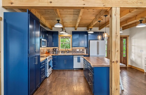 Morganton House | Mountain Jam/panoramic mountain views/hot tub & minutes from I-40 & Morganton