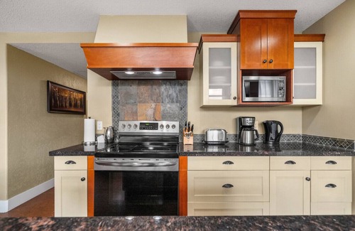 Canmore Apartment | Mountain Luxury Stay | 2 King Beds Pool BBQ