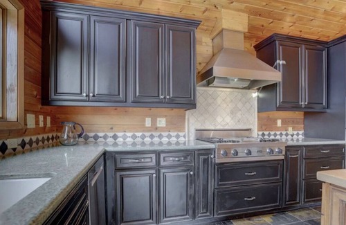 Golden House | Mountain Retreat with Hot Tub Near State Park