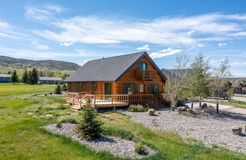 Ennis Cabin | Mountain Tee - Cozy Log Home In Ennis Just Minutes From the Madison River!