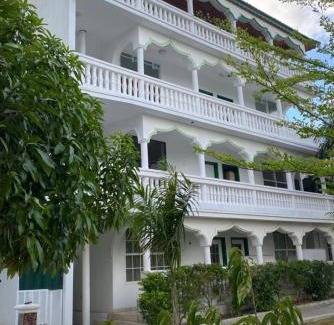 Vaudreuil Hotel | Mountain View Hotel and Bar Restaurant