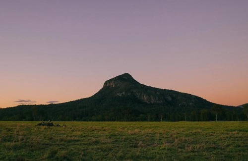 Moogerah House | Mountain View Off-Grid Cabin in the Scenic Rim - Jean