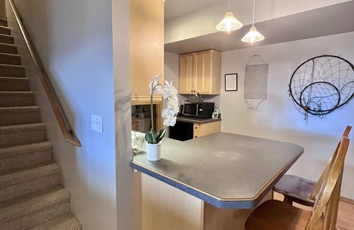 Knik-Fairview House | Mountain View Retreat