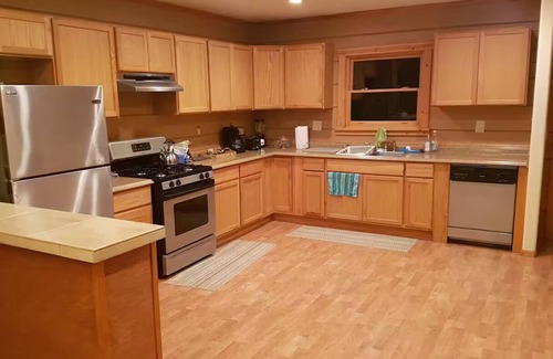 Weldon House | Mountain views, starry skies and 90 acres of nature to explore.