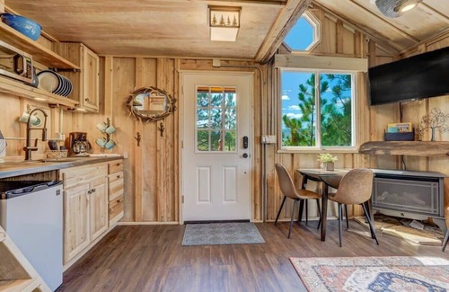 Larkspur Cabin | Mountainside Tree House Retreat