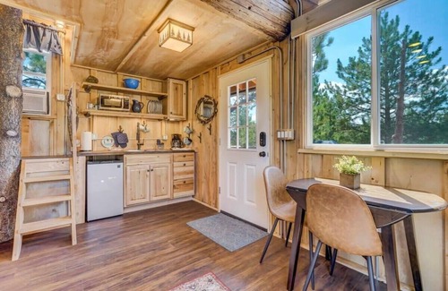 Larkspur Cabin | Mountainside Tree House Retreat