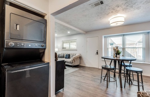 Grand Prairie Apartment | Mpressive Getaway-Home Away From Home!