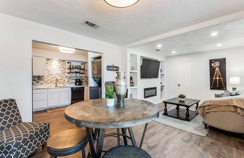 Grand Prairie Apartment | Mpressive Getaway-Home Away From Home!