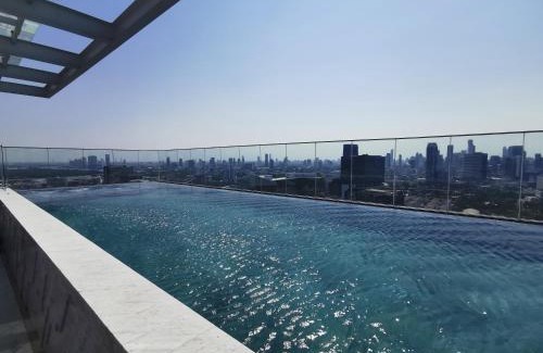 K. Wang Sombun Apartment | MRT Queen 15m One Stop Direct to BTS ASOK Borderless Swimming Pool