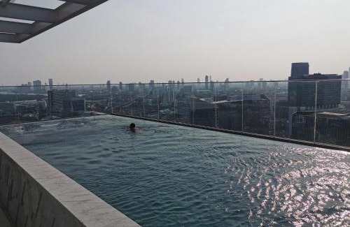 K. Wang Sombun Apartment | MRT Queen 15m One Stop Direct to BTS ASOK Borderless Swimming Pool