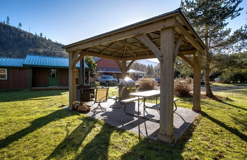 Maple Falls House | Mt. Baker Lodging Cabin 72 - Sleeps 2!