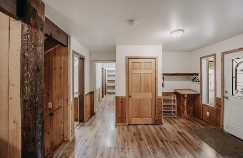 Warnick House | Mt Baker Lodging Cabin 3 is a Very large cabin on acreage