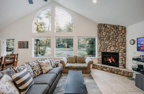 Glacier House | Mt Baker Lodgings Cabin 1 - With Wifi, Hot Tub, Pet friendly