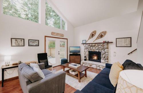 Glacier House | Mt Baker Rim Cabin 24 - Hot Tub, WIFI, Air Conditioning, Sleeps 8