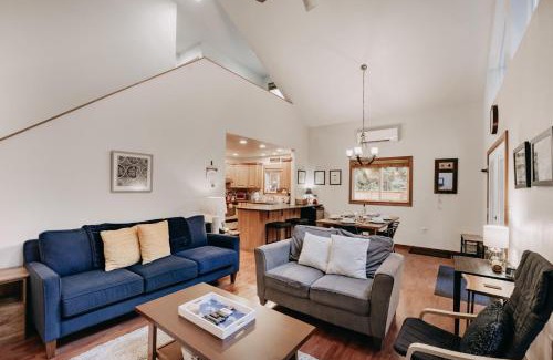 Glacier House | Mt Baker Rim Cabin 24 - Hot Tub, WIFI, Air Conditioning, Sleeps 8