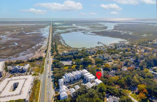Old Village House | Mt Pleasant Beach Retreat- Mins to Sullivan's IOP