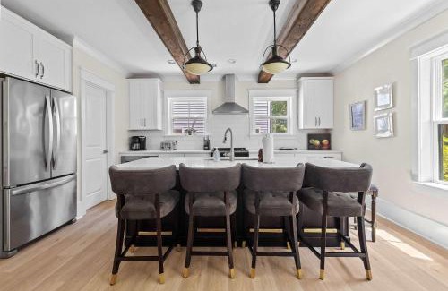 Old Village House | Mt Pleasant Beach Retreat- Mins to Sullivan's IOP
