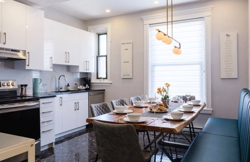 Plateau Mont Royal Apartment | MTLVR #16 | Sleeps 12, A/C, 10 min to downtown