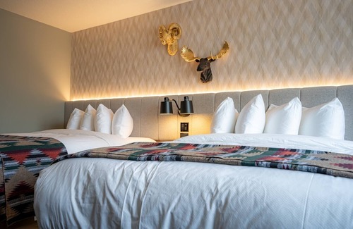 Silvertip Hotel | MTN House By Basecamp - Double Queen