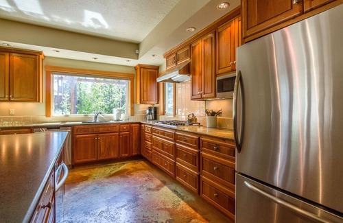 Deer Park House | MTRO9 - Gorgeous Home, theater room, 3 masters, AC, Hot Tub, Ping Pong