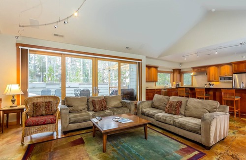 Deer Park House | MTRO9 - Gorgeous Home, theater room, 3 masters, AC, Hot Tub, Ping Pong