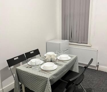 Goodmayes Apartment | MUGHAL HOUSE GROUND FLOOR PRIVATE 2Bed APARTMENT & FREE PARKING