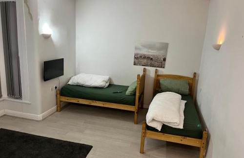 Goodmayes Apartment | MUGHAL HOUSE GROUND FLOOR PRIVATE 2Bed APARTMENT & FREE PARKING