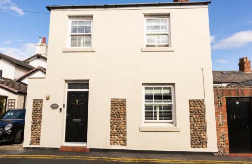 Lytham St. Anne's House | Mulberry Cottage - Cosy 3 Bed Cottage near Lytham Windmill